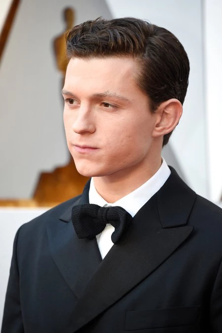 Tom Holland apuesta por un tuxedo en clave retro para su look en los premios Oscar