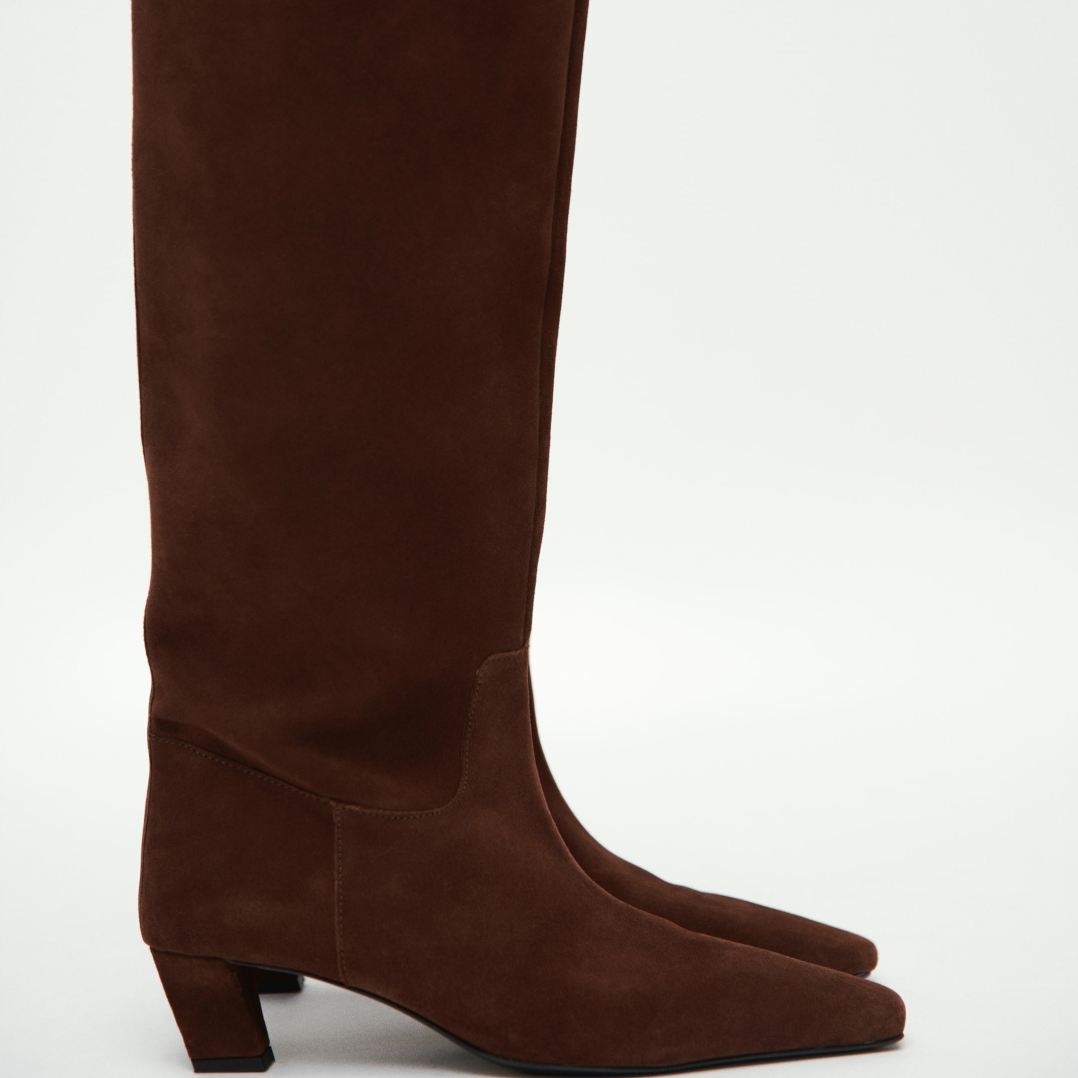 Botas de piel a la rodilla


