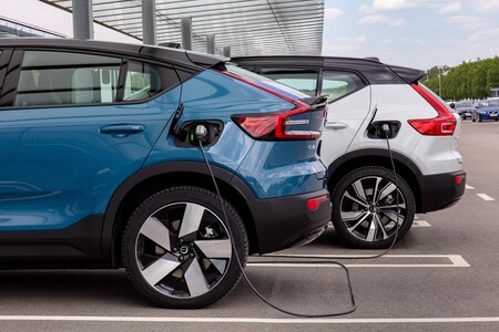 A España le faltan puntos de recarga para coches eléctricos: no está tan mal como Chipre, pero aún lejos de Países Bajos