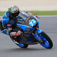 Alonso López baila bajo la lluvia para ser el más rápido de Moto3 el viernes en el GP de Valencia