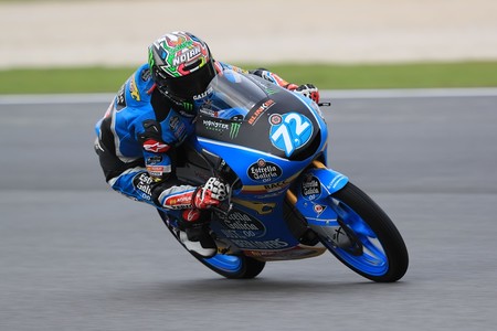 Alonso López baila bajo la lluvia para ser el más rápido de Moto3 el viernes en el GP de Valencia