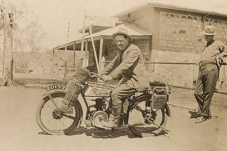 Harold Nelson y su Velocette en 1922