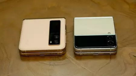 Samsung Galaxy Z Flip3の隣にある折りたたみ可能なTCL。