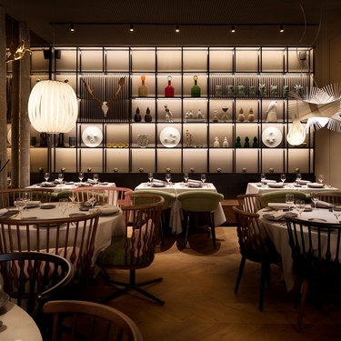 Elegancia minimalista y materiales naturales en Alameda, nuevo espacio gastronómico en Jorge Juan