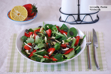 Ensalada de fresones con brotes y frutos secos. Receta saludable