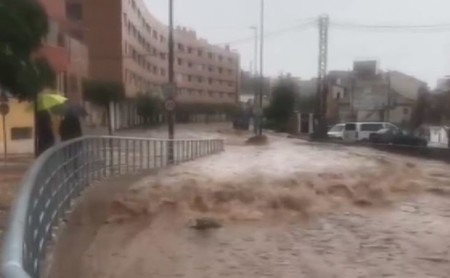 Está siendo la riada universal en Murcia y los riders de Glovo y Deliveroo siguen repartiendo 