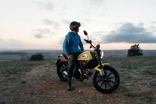 La Ducati Scrambler sale del contenedor amarillo