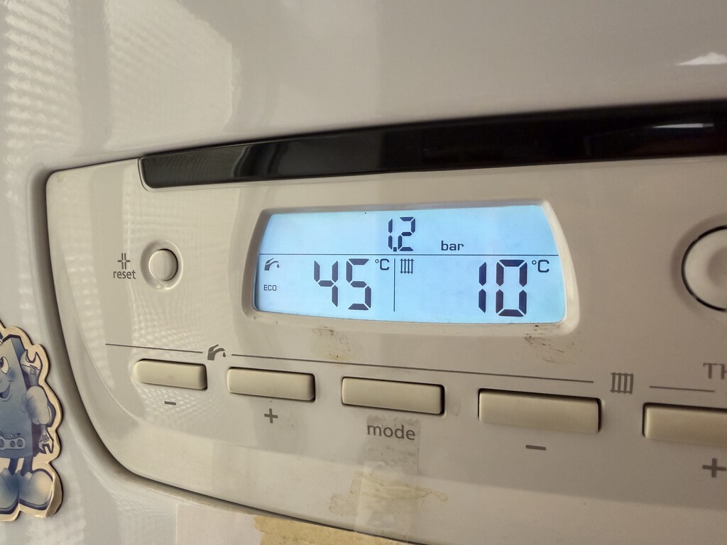 Mi caldera tiene un botón al que no hacía caso: el técnico me recomendó pulsarlo cuando llega el verano (y el invierno)