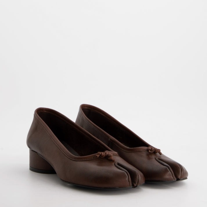 Bailarinas tabi con tacón bajo marrón - Kala
