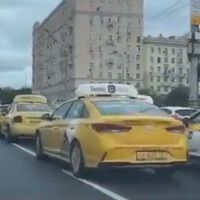 La guerra digital llega a las calles de Moscú: Anonymous hackea la Cabify rusa y colapsa la ciudad con taxis