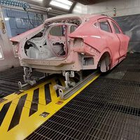 Metedura de pata, nivel: los empleados de Ford que pintaron por accidente un Mustang Mach-E de color rosa
