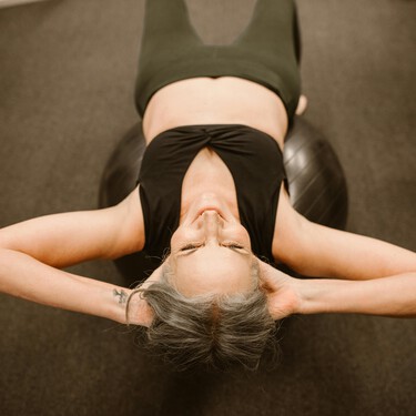 Adiós al pecho caído: este es el ejercicio que no puede faltar en tu rutina si tienes más de 50 