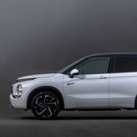 Cómoda camioneta con tres filas de asientos y sello japonés de confiabilidad. Es híbrida y puede recorrer 60 km en modo eléctrico 