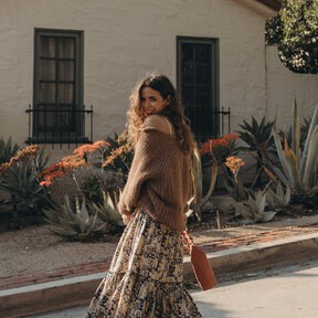 Novedad en Parfois: el bolso bandolera de rafia color teja que hace la competencia al capazo esta primavera 