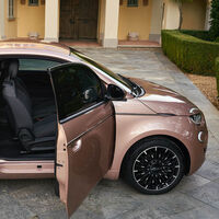 El Fiat 500 3+1 es la versión con media puerta lateral adicional del coche eléctrico italiano y con los mismos 320 km de autonomía