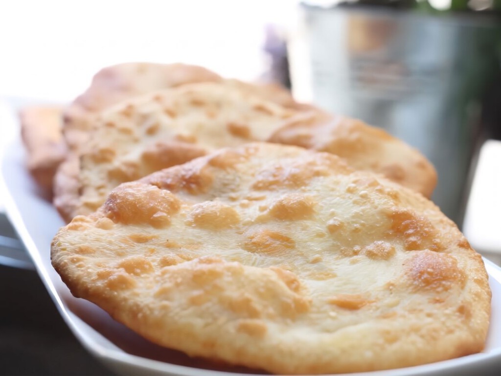 Pan casero a la sartén con solo dos ingredientes: una receta fácil, ligera y rápida, perfecta para cenas, desayunos o meriendas
