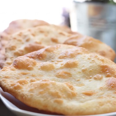 Pan casero a la sartén con solo dos ingredientes: una receta fácil, ligera y rápida, perfecta para cenas, desayunos o meriendas 
