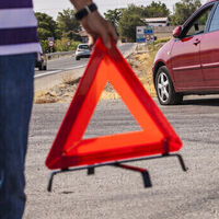 La DGT ya no quiere que pongas los triángulos en autovía, pero tendrás que llevarlos. Y si vas a salir de España también