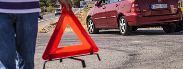 La DGT ya no quiere que pongas los triángulos en autovía, pero tendrás que llevarlos. Y si vas a salir de España también