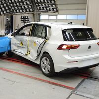 El Volkswagen Golf 8 logra cinco estrellas Euro NCAP, pero los pequeños coches eléctricos del grupo alemán se estrellan con tres