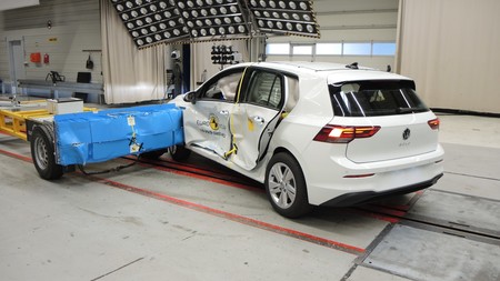 El Volkswagen Golf 8 logra cinco estrellas Euro NCAP, pero los pequeños coches eléctricos del grupo alemán se estrellan con tres