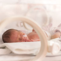 Operan con éxito a un bebé de solo 545 gramos, que sufría retraso de crecimiento