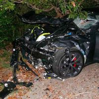 Conducía su Tesla Model S de noche con el Autopilot activado y se le cayó el móvil. Recogerlo fue la peor decisión de su vida porque mató a una mujer: ahora Tesla ha sido condenada a pagar 243 millones