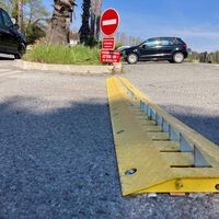 En Francia están tan hartos de que la gente se cuele en los parkings que han inventado algo para pinchar las ruedas de los listos 