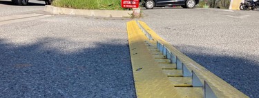 En Francia están tan hartos de que la gente se cuele en los parkings que han inventado algo para pinchar las ruedas de los listos 