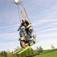 El loco de la Vespa le ha puesto unos esquís olímpicos a su moto, ha saltado por una rampa al vacío y ha ganado otro récord