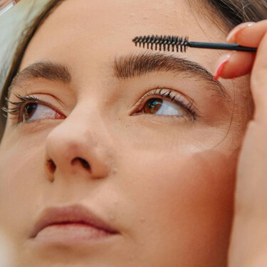 Esta es la mejor forma de lograr cejas laminadas bien definidas y esculpidas