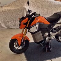 ¡Electrizante! Alguien ha convertido una Honda MSX125 en una moto eléctrica demencial de 50 CV