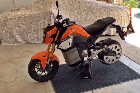 ¡Electrizante! Alguien ha convertido una Honda MSX125 en una moto eléctrica demencial de 50 CV