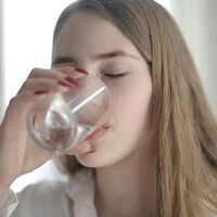 Cuánta agua debes tomar al día según los expertos, y por qué los ocho vasos no siempre son la mejor medida  