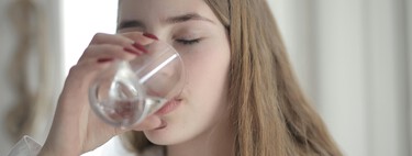 Cuánta agua debes tomar al día según los expertos, y por qué los ocho vasos no siempre son la mejor medida  