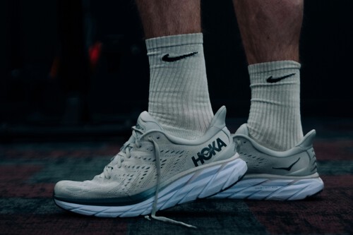 Cinco zapatillas Hoka en el outlet de El Corte Inglés ideales para amantes de la aventura rebajadas al 50% de descuento 