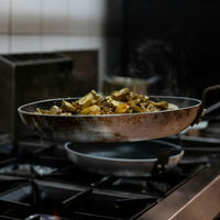Suena raro, pero la mejor forma de tener champiñones bien dorados y crujientes es cocinarlos con agua 
