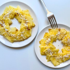 Carpaccio de piña, un postre que combina el sabor dulce, ácido y picante