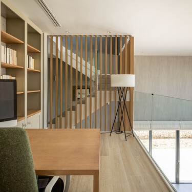 Ni listones de madera ni papel pintado: esta es la nueva tendencia vintage para decorar las paredes que regresa este 2026