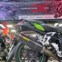 Akrapovič se asienta con fuerza en Madrid, sumando a ADN Motos a su red de distribución
