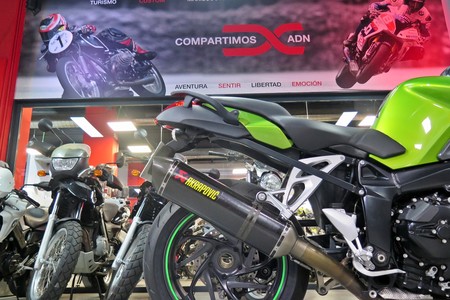 Akrapovič se asienta con fuerza en Madrid, sumando a ADN Motos a su red de distribución