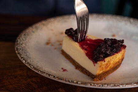 Cómo hacer Cheesecake sin horno de zarzamora, una receta cremosa y deliciosa para disfrutar este otoño