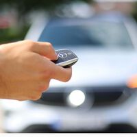 El mando del coche no solo sirve para abrir las puertas. Si mantienes pulsado este botón activas una función oculta que te ayuda a luchar contra el calor