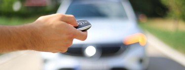 El mando del coche no solo sirve para abrir las puertas. Si mantienes pulsado este botón activas una función oculta que te ayuda a luchar contra el calor
