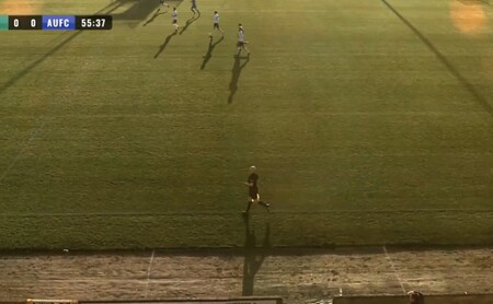 Una cámara controlada por inteligencia artificial arruina la emisión de un partido al confundir el balón con un árbitro calvo