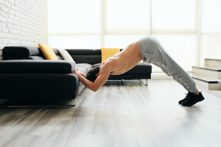 Seis ejercicios para entrenar la espalda en casa durante el confinamiento