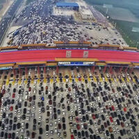 El mayor atasco de la historia fue en China: 12 días atrapados en una autopista sin avanzar. Los vecinos lo aprovecharon para vender botellas de agua 10 veces más caras 