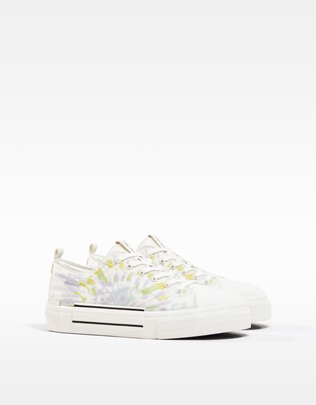 Zapatillas blancas con motivo tie-dye