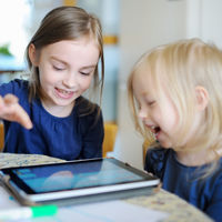 No usemos la tecnología como chupete emocional: recomendaciones de la AAP sobre el correcto uso de las TIC por parte de los niños