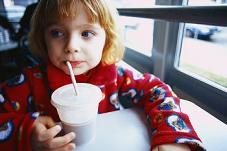 Bebidas con alto contenido de azúcar son asociadas al sobrepeso en niños preescolares